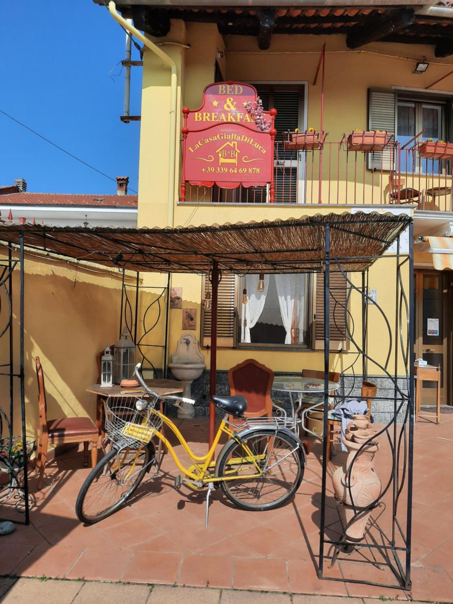 B&B La Casa Gialla Di Luca Mazzè Exteriör bild